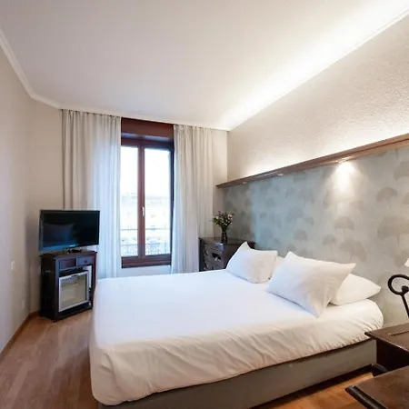 Hotel Les Arcades 2*